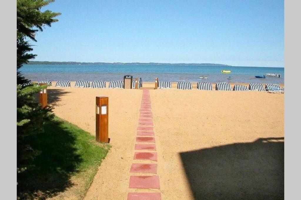 New Listing Beach Bliss 211! Stunning Bay View Traverse City Bagian luar foto