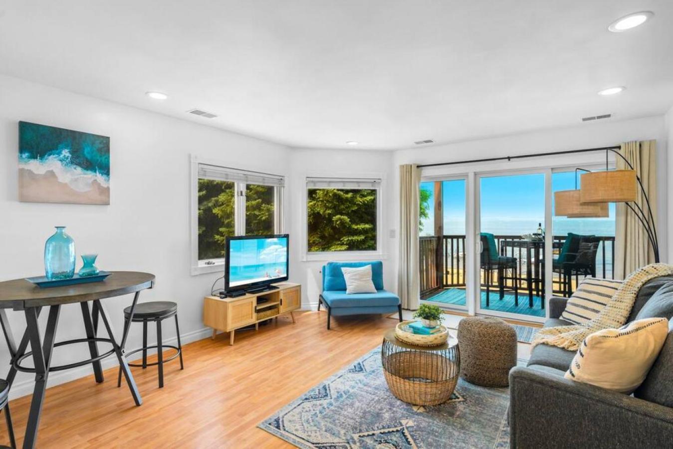 New Listing Beach Bliss 211! Stunning Bay View Traverse City Bagian luar foto